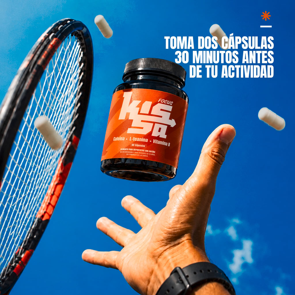 Botella de Kissa a punto de ser golpeada por una raqueta de tenis 