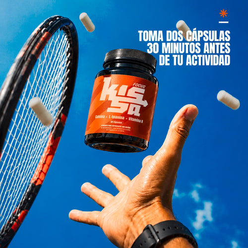 Botella de Kissa a punto de ser golpeada por una raqueta de tenis 