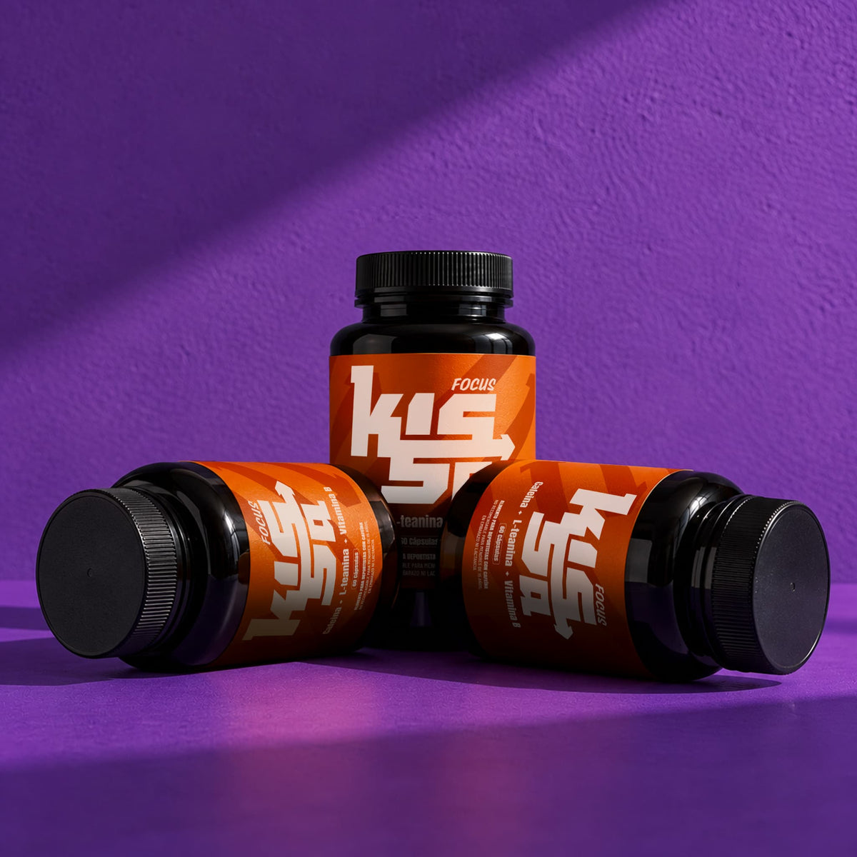 3 botelllas de kissa en fondo morado